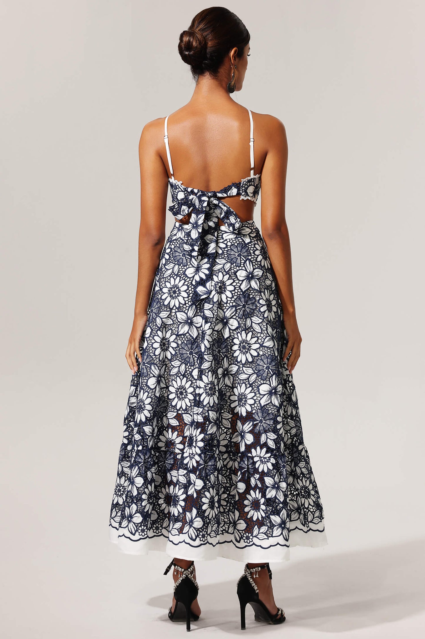 Vestido bordados com alças - Laine