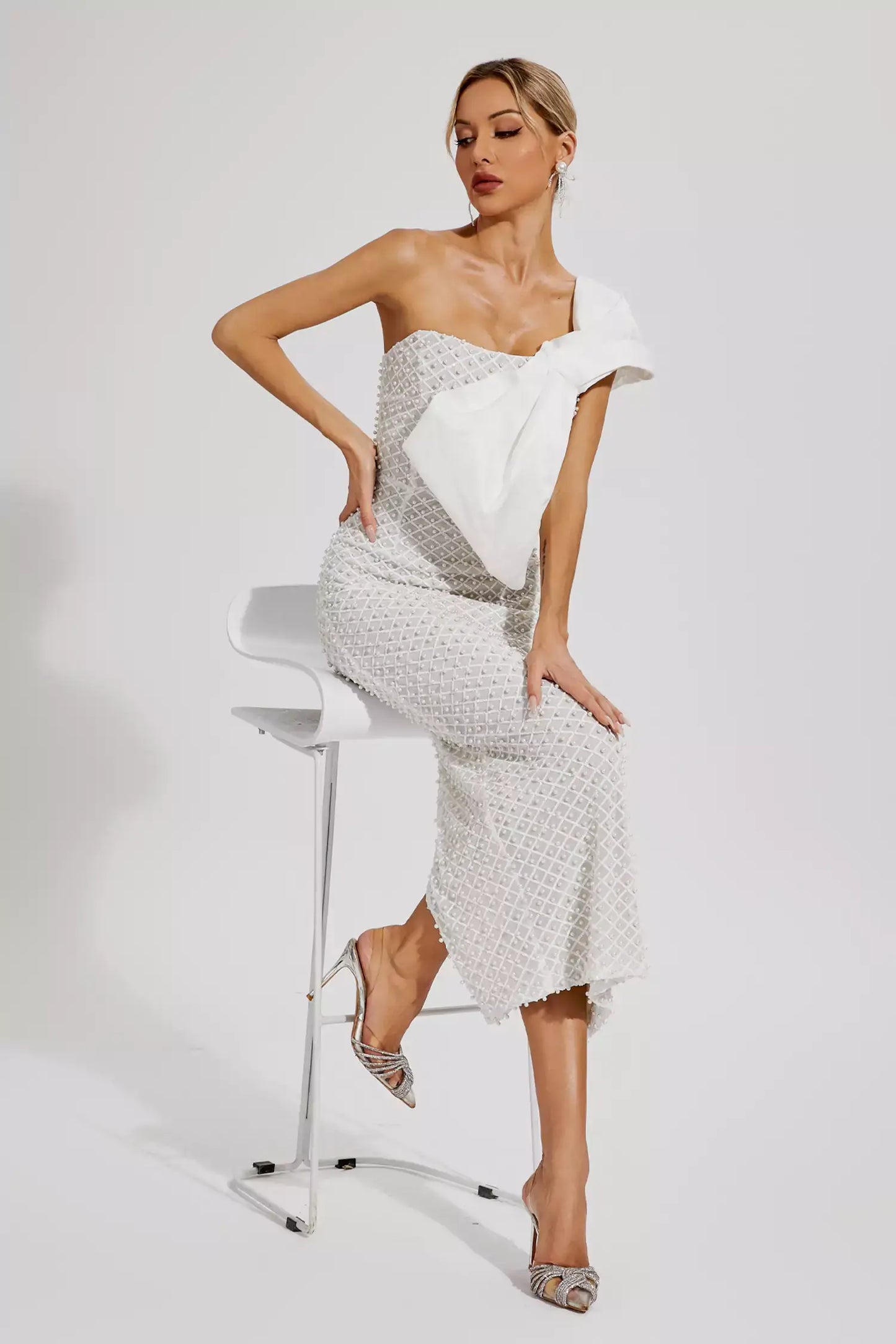 Vestido bordado um ombro só - Tania