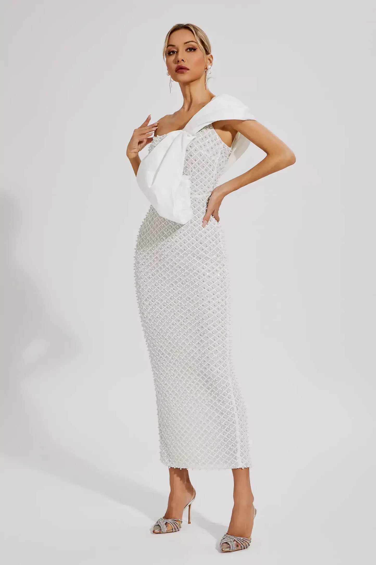 Vestido bordado um ombro só - Tania