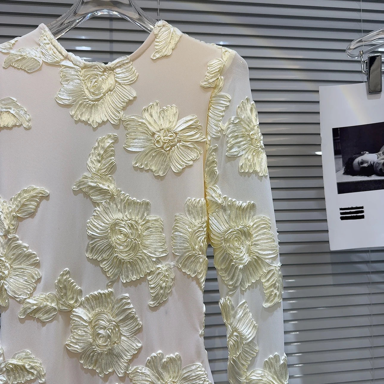 Vestido bordado manga flare - Briona