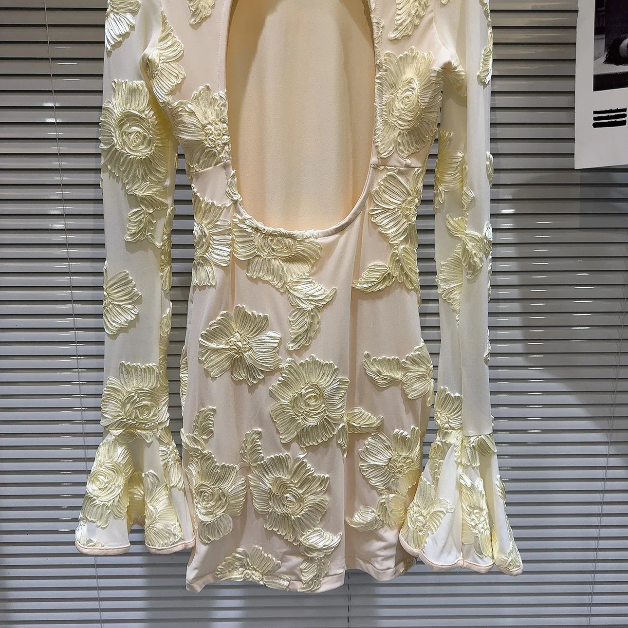 Vestido bordado manga flare - Briona
