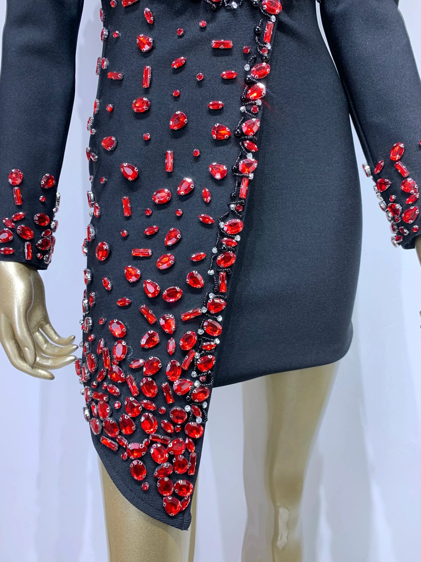 Vestido decote e pedraria - Alari