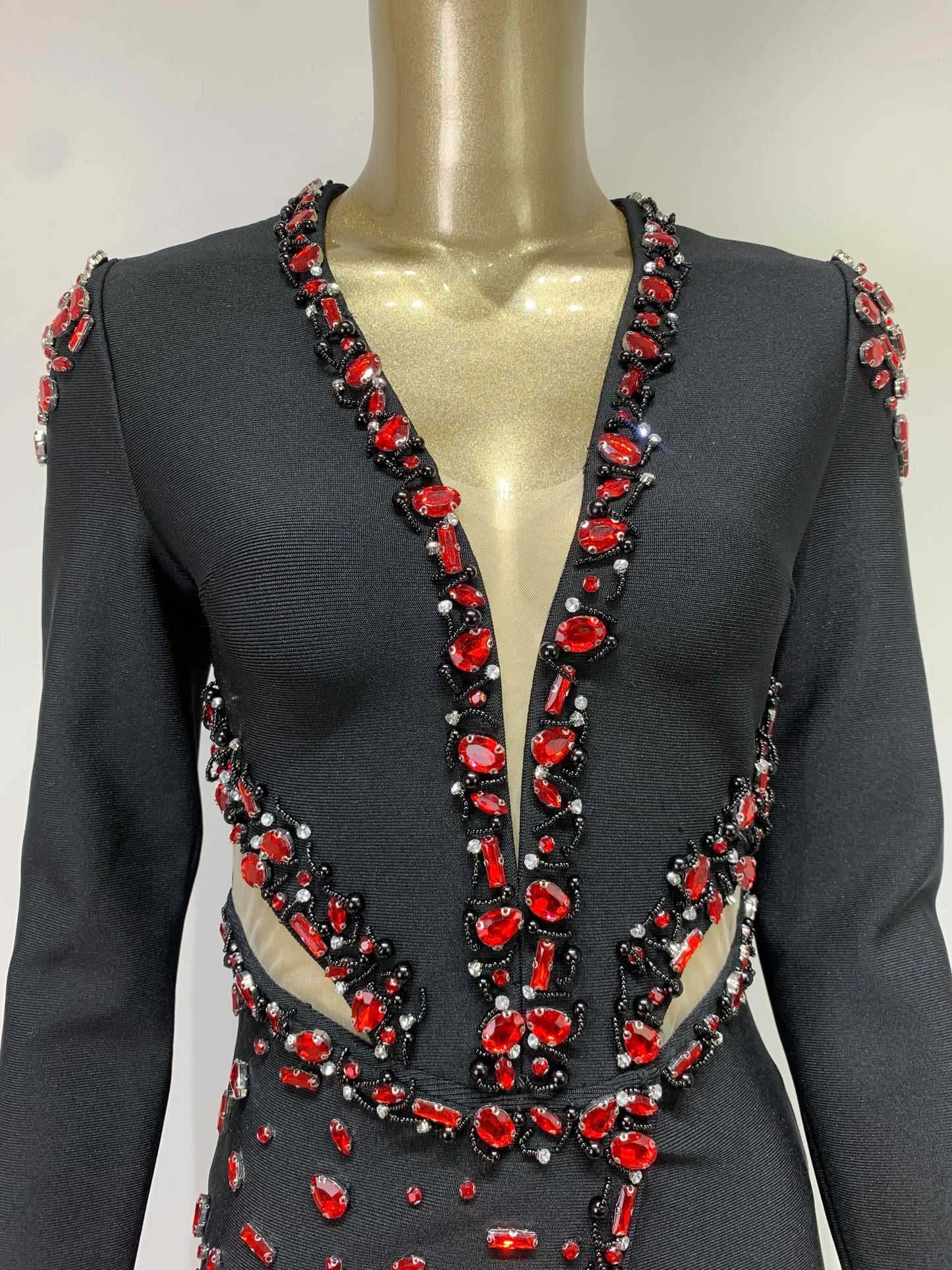 Vestido decote e pedraria - Alari