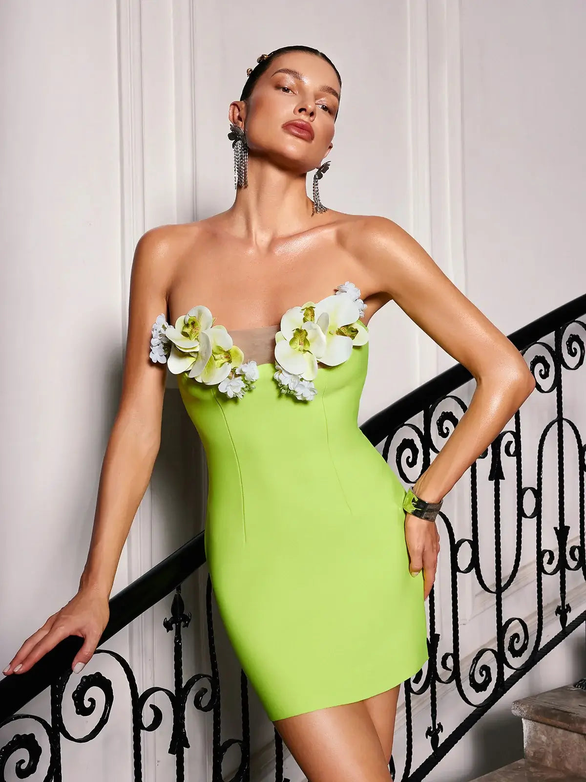 Vestido curto com flores 3D - Bettany